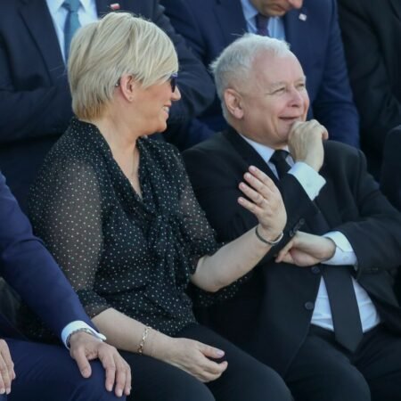 Roześmiani Prezes Trybunału Konstytucyjnego Julia Przyłębska i Prezes Prawa i Sprawiedliwości Jarosław Kaczyński w towarzyskiej rozmowie